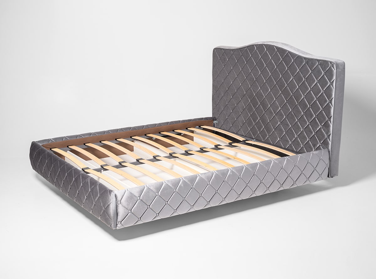 Pilkos spalvos elegantiško dizaino dvigulė veliūrinė lova su aukštomis kojelėmis, patalynės dėže ir natūralios medienos grotelėmis Prestiž